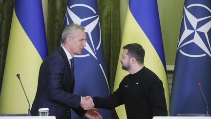 Le président ukrainien Volodymyr Zelensky, et le secrétaire général de l'Otan, Jens Stoltenberg, lors d'une rencontre à Kiev le 20 avril 2023. (SERGEY DOLZHENKO / EPA)