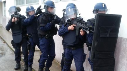 &nbsp; (Des gendarmes à l'entraînement près de Bordeaux © RF/ Olivier Boy)