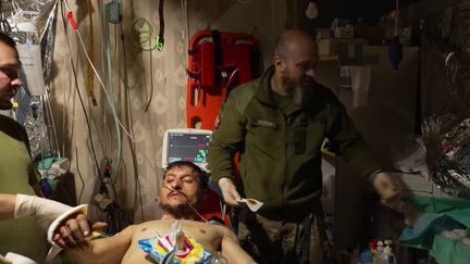 Une équipe de France Télévisions a assisté au ballet nocturne des soldats ukrainiens gravement blessés, près de Pokrovsk, à quelques kilomètres du front. Ils mettent parfois plusieurs jours à transiter par ce "point de stabilisation" avant d'être évacués vers des hôpitaux.