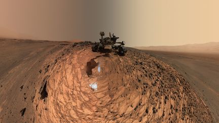 Cette image, diffus&eacute;e le 20 ao&ucirc;t 2015 par la Nasa et constitu&eacute;e de plusieurs dizaines de clich&eacute;s, montre le robot Curiosity en mission sur Mars. (NASA / JPL-CALTECH / MSSS / AFP)