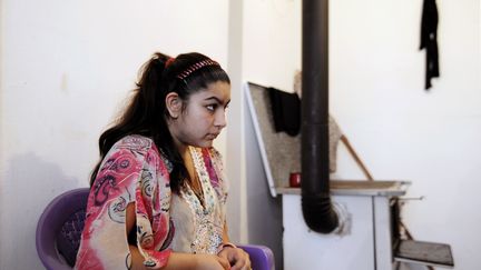 Leonarda Dibrani, 15 ans, à son domicile familial de Mitrovica (Serbie), le 16 octobre 2013. Expulsée de France avec sa famille une semaine plus tôt après avoir été interpellée lors d'une sortie scolaire, la jeune femme s'est retrouvée au centre d'une polémique sur l'immigration qui a&nbsp;provoqué une véritable zizanie au sommet de l'Etat. (ARMEND NIMANI / AFP)