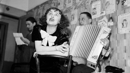 Edith Piaf à Paris, rue de Charenton dans un bougnat, en 1936. (JEAN-GABRIEL SERUZIER / GAMMA-RAPHO VIA GETTY IMAGES)