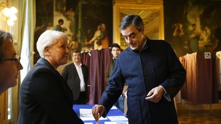 François Fillon a voté, le 27 novembre 2016, dans son bureau de vote parisien, à l'occasion du second tour de la primaire de la droite.&nbsp; (ERIC FEFERBERG / AFP)