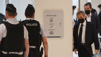 Nicolas Sarkozy arrive au tribunal correctionnel de Paris, le 15 juin 2021. (CHRISTOPHE ARCHAMBAULT / AFP)