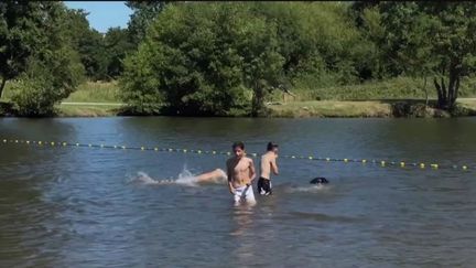 Dimanche 10 juillet, la température va monter et un épisode caniculaire est attendu dans la semaine qui arrive.&nbsp;Chacun&nbsp;essaye&nbsp;de trouver de la&nbsp;fraîcheur&nbsp;comme à&nbsp;Rennes&nbsp;(Ille-et-Vilaine). (FRANCE 3)