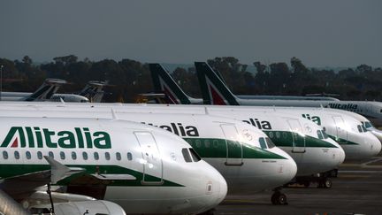 Des avions d'Alitalia sur le tarmac de l'aéroport Fiumicino de Rome, en 2013. (GABRIEL BOUYS / AFP)