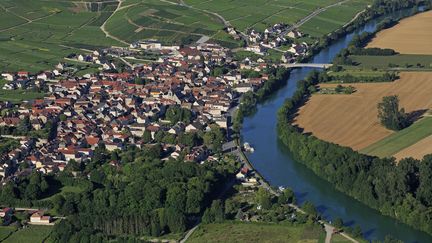 La ville de Cumières (Marne), et la Marne, vues du ciel, en 2012. (G?RARD LABRIET / PHOTONONSTOP)