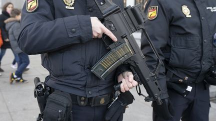 Des policiers espagnols à Madrid, le 4 janvier 2018.&nbsp; (OSCAR GONZALEZ / AFP)