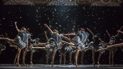 Casse-Noisette, chorégraphie de Jeroen Verbruggen, costumes de Livia Stoianova et Yassen Samouilov / On aura tout vu. Grand Théâtre de Genève, 2015.
 (GTG/photo: Gregory Batardon)