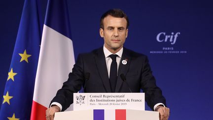 Emmanuel Macron prononce un discours à l'occasion du dîner du Crif, le 20 février 2019 à Paris. (LUDOVIC MARIN / AFP)