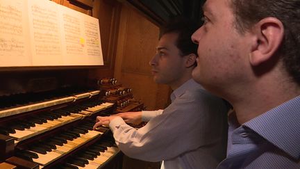 Jean-Baptiste Monnot encadre un des étudiants de la masterclass venu d'Italie. (FRANCE 3 NORMANDIE)