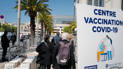 Une file d'attente devant un centre de vaccination situé au Palais des expositions à Nice (Alpes-Maritimes), le 23 avril 2021. (ARIE BOTBOL / HANS LUCAS / AFP)