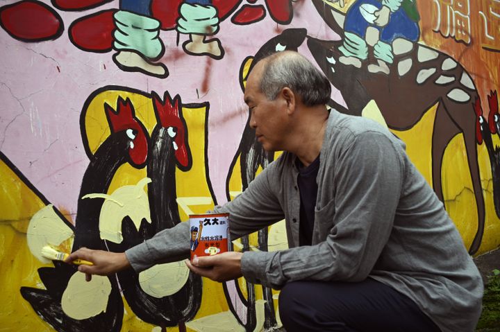 L'artiste Wu Tsun-hien au travail dans le petit village de Ruan Chiao à Taïwan en mars 2019. (SAM YEH / AFP)