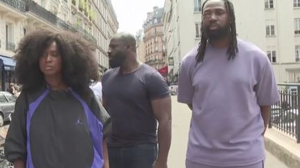 La garde à vue d’Yssoufou Traoré a été levée, dimanche 9 juillet. Une vidéo montre une interpellation musclée par les forces de l’ordre. Cela s’est produit lors de la manifestation interdite en mémoire de son frère, Adama Traoré. (franceinfo)