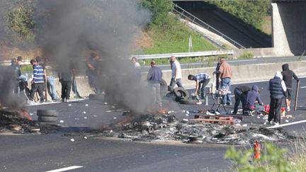 &nbsp; (Déblocage de l'A1 dimanche et début du nettoyage du site © MAXPPP)