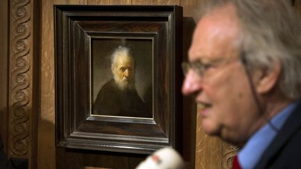 Un expert pr&eacute;sente le tableau authentifi&eacute; comme un Rembrandt vendredi 2 d&eacute;cembre 2011 au mus&eacute;e Rembrandthuis &agrave; Amsterdam (Pays-Bas). (OLAF KRAAK / AFP)