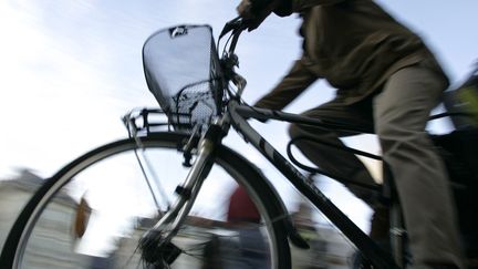 Un cycliste dans les rues de Nantes. (FRED DUFOUR / AFP)