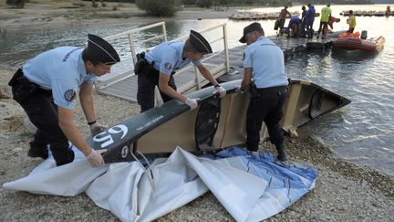 Les gendarmes embarquent le cano&ecirc; de la famille disparue dans le Verdon, vendredi 16 a&ocirc;ut 2013. (FRANCK PENNANT / AFP)