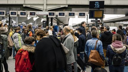 Des voyageurs à la gare de Lyon, à Paris, le 20 octobre 2019. (DENIS MEYER / HANS LUCAS / AFP)