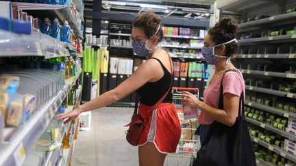 Des clientes dans un supermarché de Mamoudzou, à Mayotte, le 21 mai 2020. (ALI AL-DAHER / AFP)