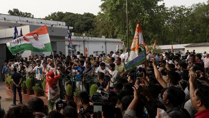 A New Delhi, devant le siège du Parti du Congrès, les militants fêtent le faible score de Narendra Modi (AMARJEET KUMAR SINGH / ANADOLU)