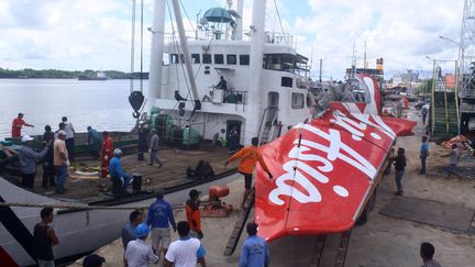 La queue de l'Airbus A320-200 d'AirAsia qui s'est ab&icirc;m&eacute; en mer de Java en d&eacute;cembre 2014, dans le port de Kumai (Indon&eacute;sie), le 7 f&eacute;vrier 2015. (YUDHA MANX / AFP)