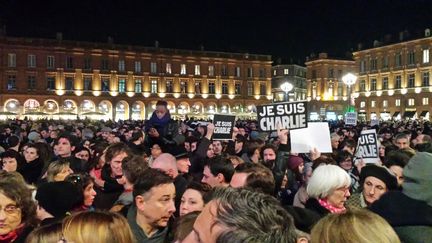  (Des milliers de personnes sur la place du Capitole, à Toulouse © Stéphane Iglesis)