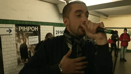 Le rappeur Pihpoh est l'un des cinq chanteurs du métro qui s'est produit à l'Olympia 
 (Capture d&#039;image France 3/Culturebox)