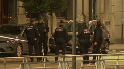 Un homme a tué deux personnes dans la soirée du lundi 16 octobre à Bruxelles (Belgique), en leur tirant dessus avant de prendre la fuite sur un scooter. Les deux victimes sont des touristes suédois. Le parquet terroriste belge a été saisi. (France 2)