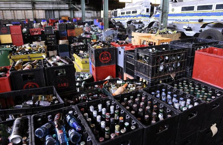 Des caisses de boissons alcoolisées confisquées par la police dans des bars illégaux de la région de Johannesburg (Photo AFP/Stéphane De Sakutin)