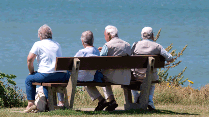 &nbsp; (65% des Français se déclarent opposés à un report de l’âge de départ de 62 à 65 ans © Education Images/UIG via Getty Images))