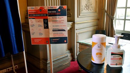 Des produits antiseptiques dans un bureau de vote à&nbsp;Bordeaux (Gironde), le 11 mars 2020.&nbsp; (GEORGES GOBET / AFP)