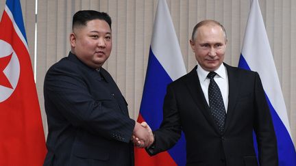 Kim Jong-un et Vladimir Poutine à Vladivostok (est de la Russie), le 25 avril 2019. (VALERIY MELNIKOV / AFP)