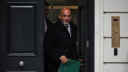 Le ministre britannique et président du Parti conservateur Nadhim Zahawi quitte le siège du parti à Londres, le 24 janvier 2023. (JUSTIN TALLIS / AFP)