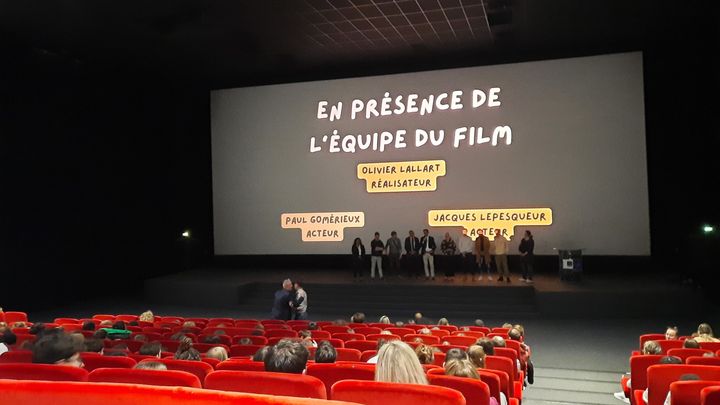 Pendant le débat, les scènes de baisers entre les deux personnages du film "PD" suscitent les questions des lycéens auxquelles les acteurs et bénévoles de l’association SOS Homophobie répondent. (NOEMIE BONNIN / RADIOFRANCE)