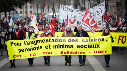 Une manifestation lors d'une journée de mobilisation pour l'augmentation des salaires, des pensions et des minimas sociaux, le 27 janvier 2022 à Nantes (Loire-Atlantique).&nbsp; (LOIC VENANCE / AFP)