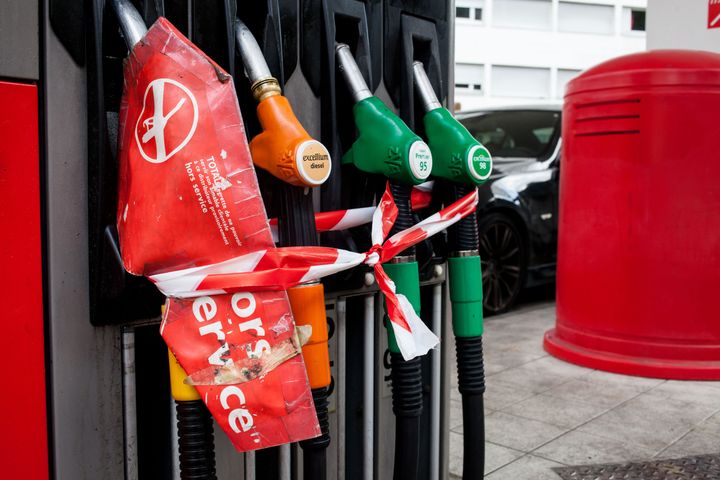 Une station-service en pénurie de carburant, à Paris, le 25 mai 2016. (RODRIGO AVELLANEDA / ANADOLU AGENCY / AFP)