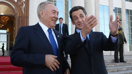 Le pr&eacute;sident kazakh, Noursoultan Nazarba&iuml;ev, re&ccedil;oit Nicolas Sarkozy &agrave; Astana (Kazakhstan), le 6 octobre 2009. (RIA NOVOSTI / AFP)