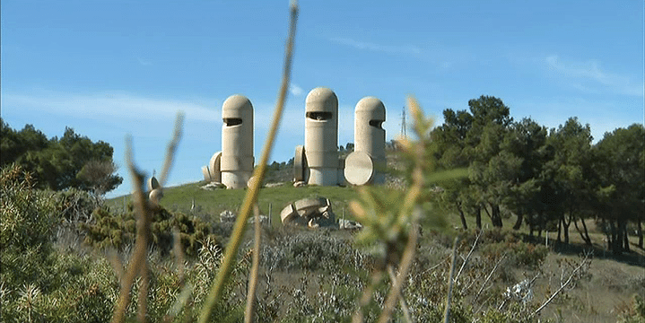 Les Chevaliers cathares est une sculpture monumentale en ciment, réalisée par Jacques Tissinier installée sur l'A9 
 (France 3 / Culturebox )