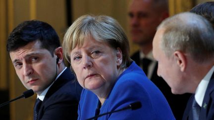 Le président de l'Ukraine&nbsp;Volodymyr Zelensky et la&nbsp;chancelière fédérale d’Allemagne Angela Merkel regardent le président de la Russie Vladimir Poutine, lors du Sommet de Paris, à l'Élysée, en décembre 2019. (CHARLES PLATIAU / POOL)