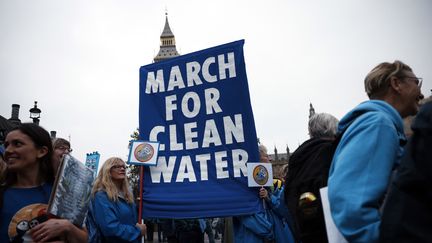 Des manifestants prennent part à une Marche pour une eau propre, à Londres (Royaume-Uni), le 3 novembre 2024. (BENJAMIN CREMEL / AFP)