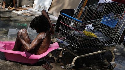 Ce que l’on nomme Crackland ou Cracolândia sont des territoires à l’intérieur des grandes villes entièrement occupés par les drogués. Les «zombies», comme les surnomment les habitants, se sont installés sur la voie publique au vu et au su de tout le monde. Il est très facile de reconnaître un consommateur de crack à sa démarche chancelante et son regard éteint. (Nacho Doce)