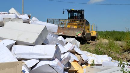 Un tracteur d&eacute;truit des bo&icirc;tes de fromages import&eacute;s ill&eacute;galement, le 6 ao&ucirc;t 2015 &agrave;&nbsp;Belgorod (Russie). (ROSSELKHOZNADZOR BELGOROD / AFP)