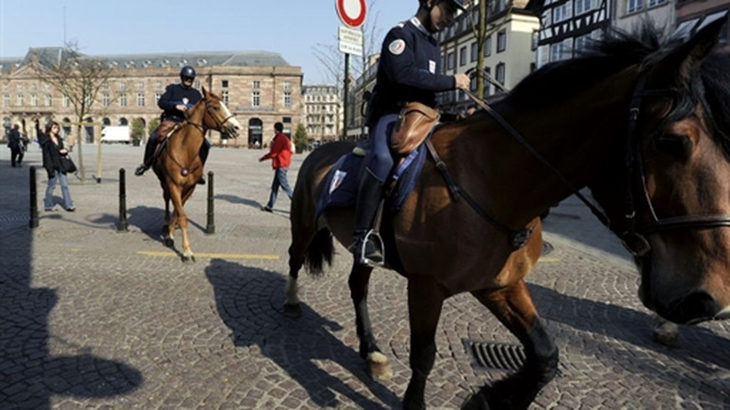 Ces Policiers A Cheval Ont Ete Mis En Place A Paris Par La Prefecture De Police Pour Les Fetes De Fin D Annee