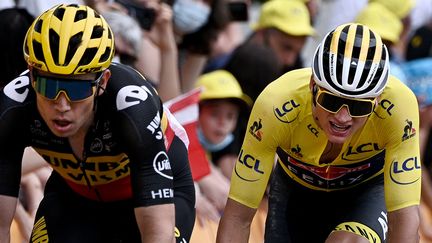 Wout Van Aert (à gauche) et Mathieu Van der Poel (à droite), sur le Tour de France 2021. (ANNE-CHRISTINE POUJOULAT / POOL)