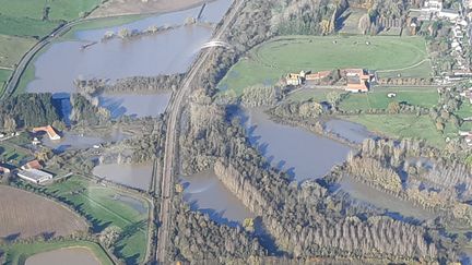 Vue aérienne des inondations dans la vallée de Liane, dans le Pas-de-Calais, le 11 novembre 2023. (MATTHIEU DARRIET / FRANCE BLEU NORD / MAXPPP)