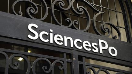 Le logo de Sciences Po au-dessus de la porte d'entrée du bâtiment principal, le 18 avril 2018 à Paris. Photo d'illustration. (BERTRAND GUAY / AFP)