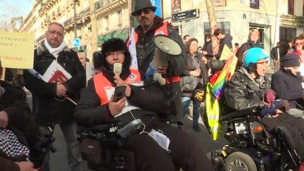 Paris : des personnes handicapées manifestent pour leurs droits