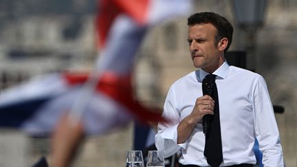 Emmanuel Macron lors de son meeting d'entre-deux tours à Marseille, le 16 avril 2022. (CHRISTOPHE SIMON / AFP)