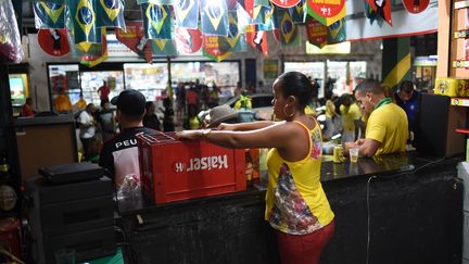 Une femme vend de la bi&egrave;re apr&egrave;s la rencontre entre le Mexique et le Br&eacute;sil, dans un bar de Porto Seguro (Br&eacute;sil), le 17 juin. (ANDREAS GEBERT / DPA / AFP)